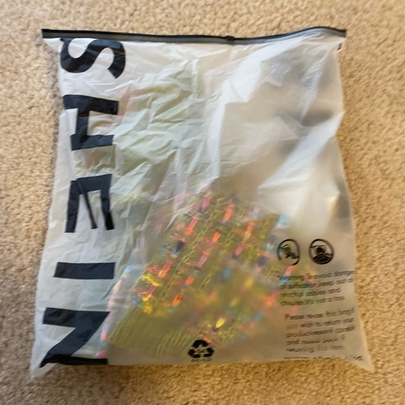 Brand New knitted 2pc shirt/Capri set - Picture 4 of 5